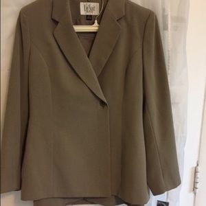 Le Suit beige 2 piece skirt suit. Size 6P
